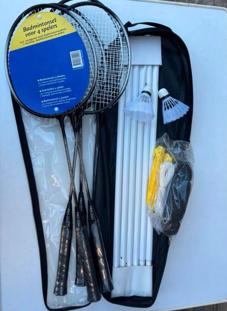 4 persoons badmintonset met net en shuttels nieuw, Ophalen of Verzenden, Nieuw, Racket(s)