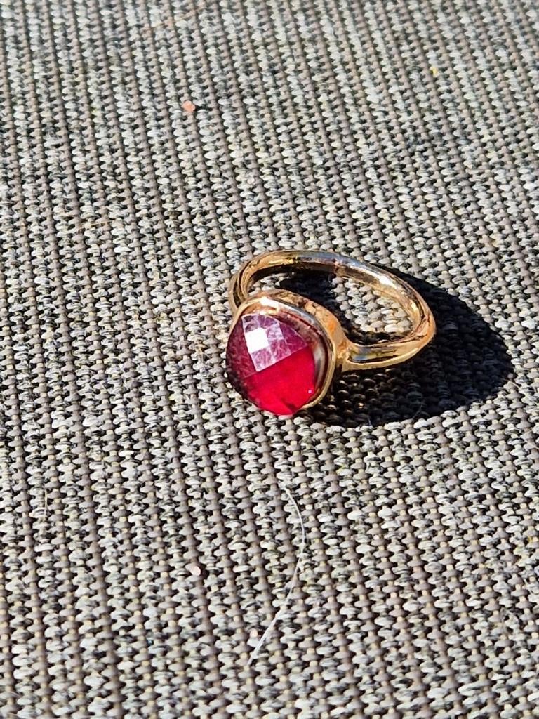 Nieuw verguld gouden ring bordeaux rode gefacetteerde steen, Sieraden, Tassen en Uiterlijk, Ringen, IJzer of Staal, 19 tot 20