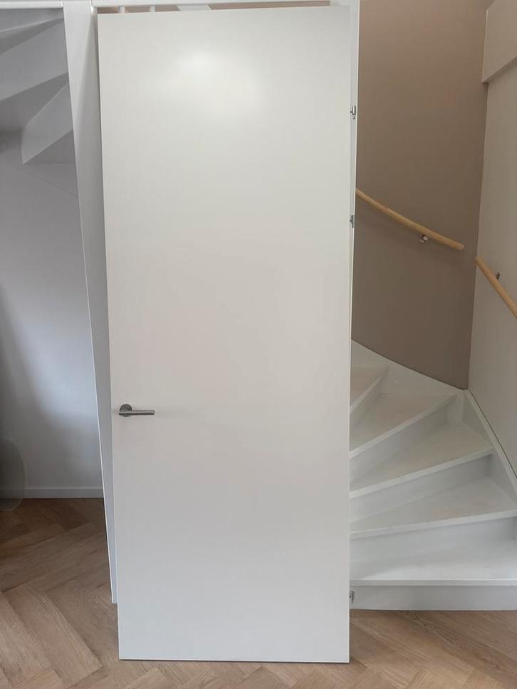 Moderne witte binnendeur met strak design, Doe-het-zelf en Verbouw, Deuren en Horren, Zo goed als nieuw, Binnendeur, 215 cm of meer