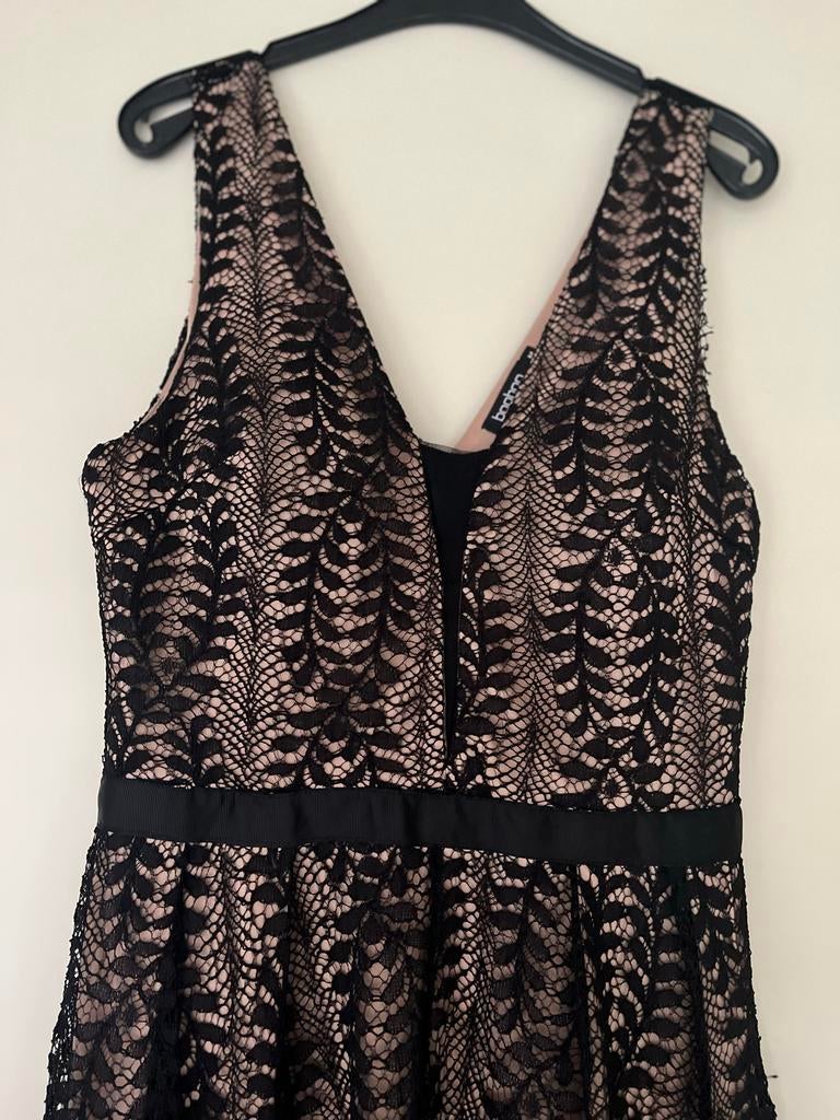 Zwarte kanten jurk Boohoo, Kleding | Dames, Jurken, Maat 38/40 (M), Zwart, Ophalen of Verzenden, Zo goed als nieuw
