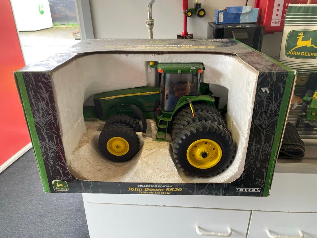 John Deere 8520 Collector Edition Ertl 1/16 Tractor, Overige merken, Ophalen of Verzenden, Zo goed als nieuw, Groter dan 1:32