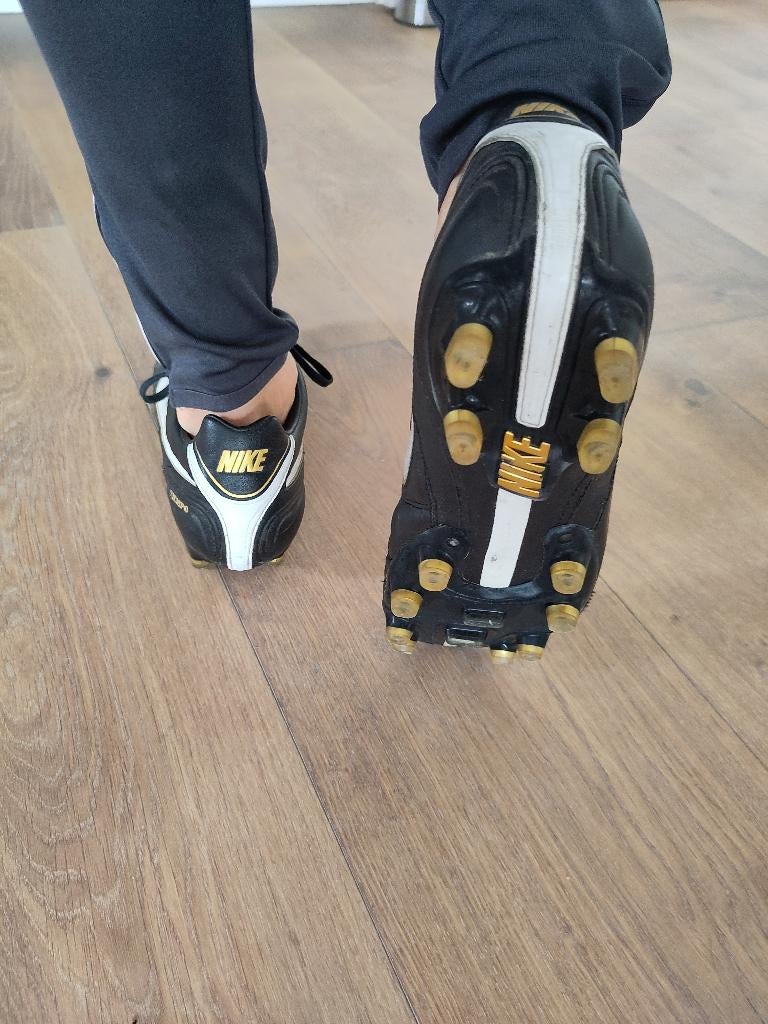 Voetbalschoenen met noppen, Tiempo Nike, Sport en Fitness, Voetbal, Ophalen, Gebruikt, Maat XS of kleiner, Schoenen
