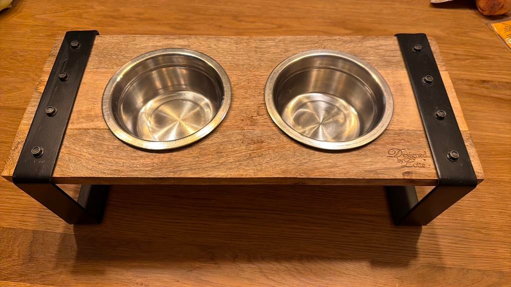 Etens/drinkens bak met standaard designed by Lotte, Dieren en Toebehoren, Hondenvoerbakken en Drinkbakken, Ophalen, Zo goed als nieuw