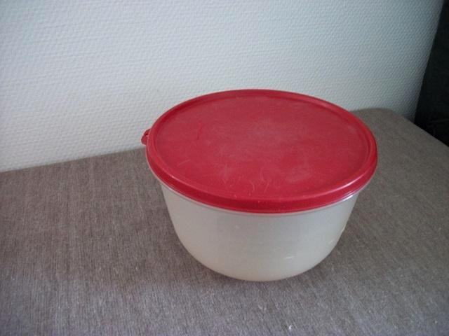 Tupperware Schaal ( rood deksel, 2 Liter ), Huis en Inrichting, Keuken | Tupperware, Gebruikt, Schaal, Rood, Ophalen of Verzenden