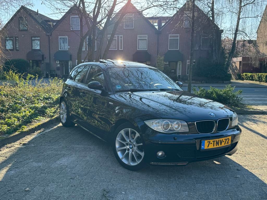 BMW 1-Serie 120I High Executive zwart open dak / trekhaak, Auto's, Achterwielaandrijving, 1995 cc, Zwart, 4 cilinders