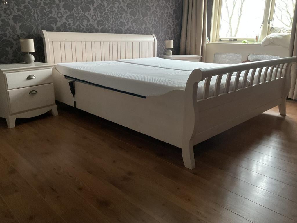 Compleet 2 persoons bed met electrische lattenbodems 180x200, Huis en Inrichting, Slaapkamer | Complete slaapkamers, Ophalen, Zo goed als nieuw