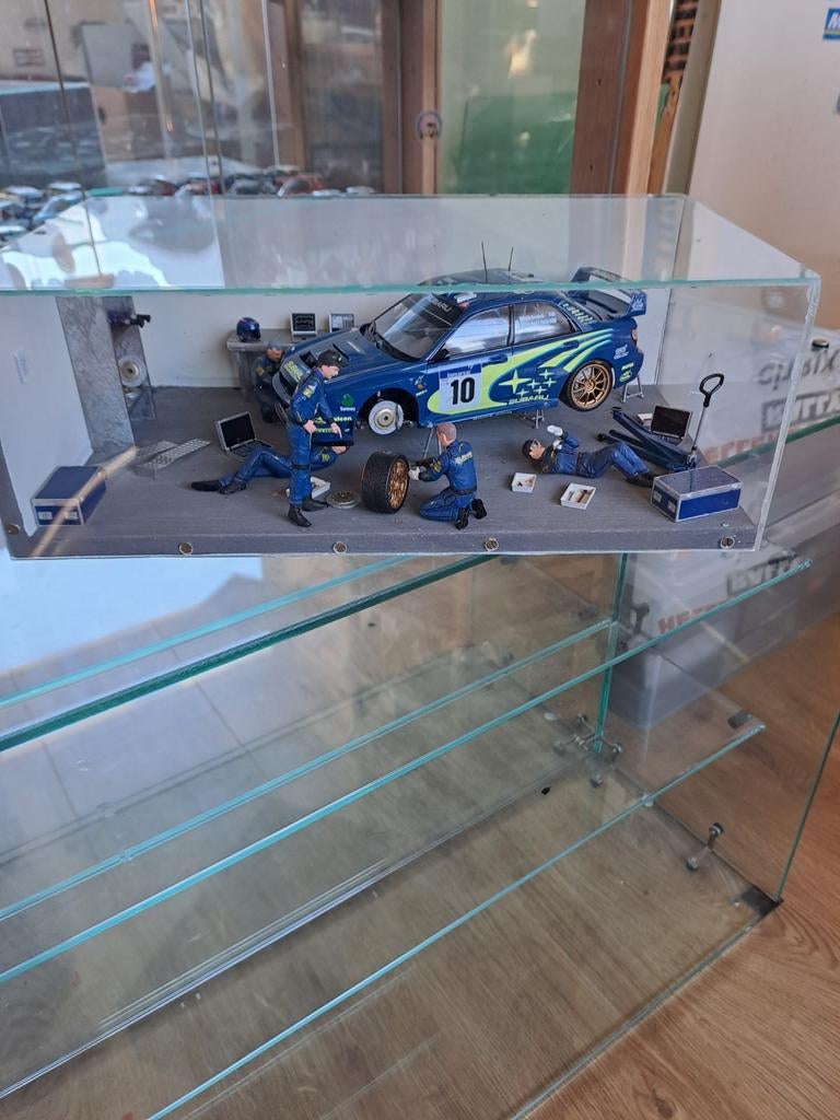 Mooie garage met toebehoren met Subaru Impreza Impreza auto, Ophalen of Verzenden