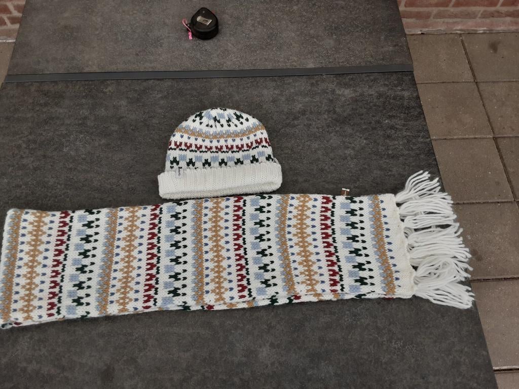Nieuwe SWATCH sjaal en muts, Kleding | Dames, Mutsen, Sjaals en Handschoenen, Ophalen of Verzenden, Nieuw, Maat 46/48 (XL) of groter