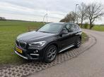 BMW X1 20I Xdrive Aut8 2016 Zwart high executive! Pano dak, Auto's, BMW, Lichtsensor, Zwart, 2000 kg, Zwart