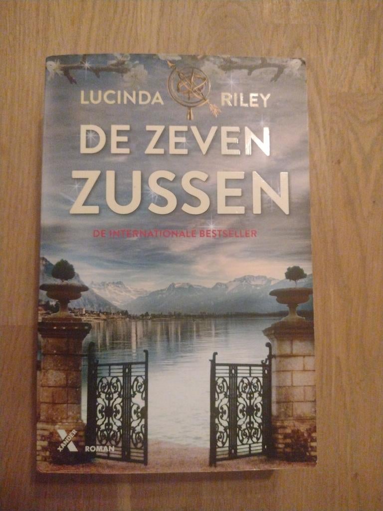 Lucinda Riley de zeven zussen, Ophalen of Verzenden, Zo goed als nieuw