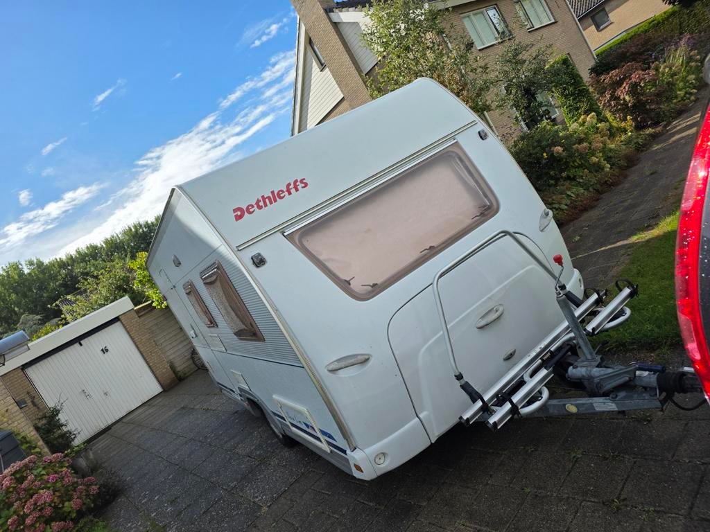 Mooie nette Dethleffs New Line 440 DB - 2002/trekgew 1200kg, Caravans en Kamperen, Caravans, Dwarsbed, Schokbreker, Treinzit, 750 - 1000 kg