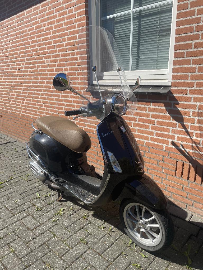 Vespa Primavera 75th Anniversary Edition E5 GOLD - 1000m2 scooterwinkel in Amsterdam