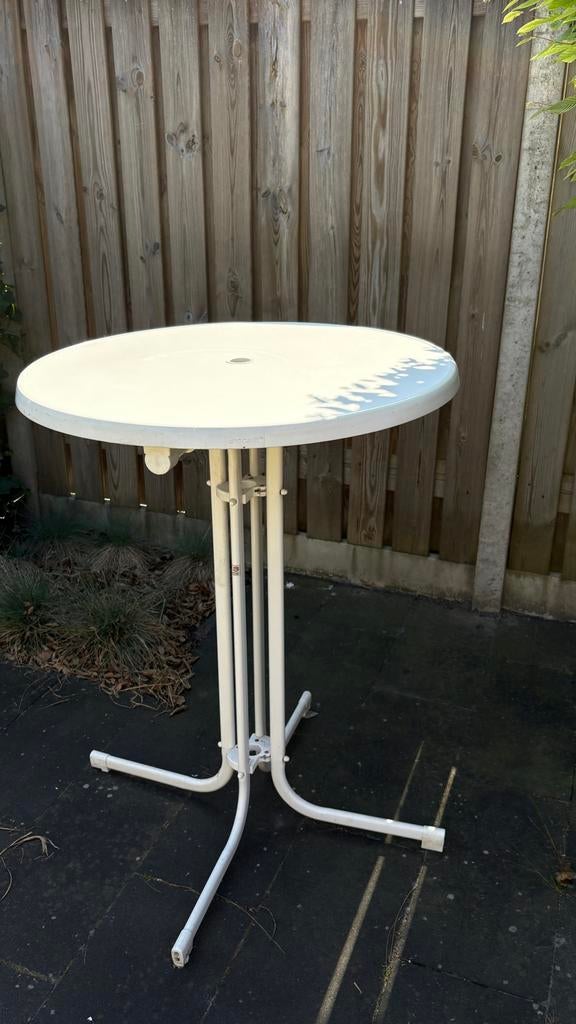 Witte ronde statafel met parasolhouder, Tuin en Terras, Tuintafels, Gebruikt, Rond, Kunststof, Ophalen