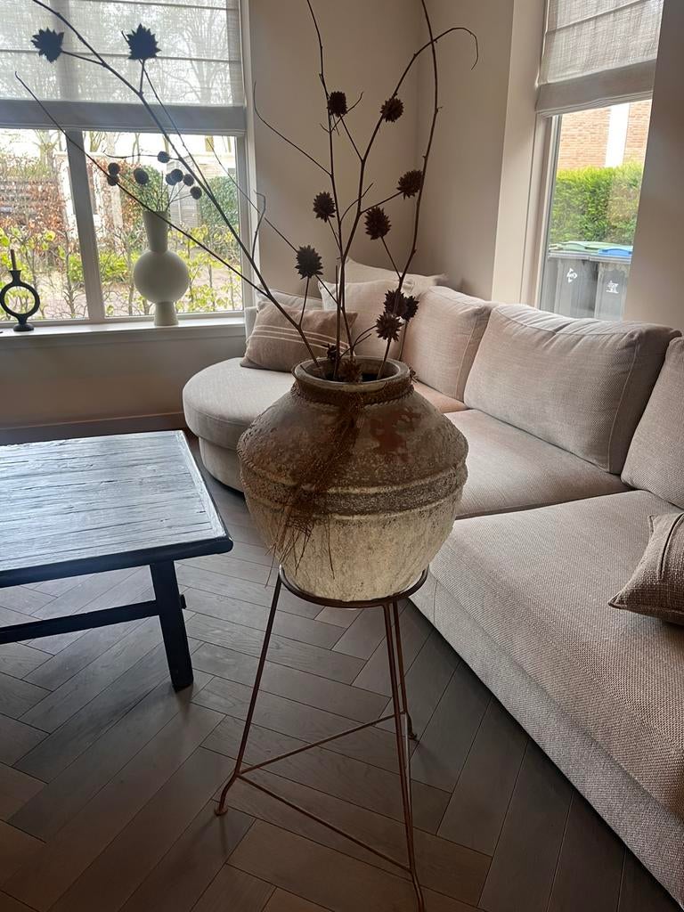 Oude stenen kruik met staander, Huis en Inrichting, Woonaccessoires | Vazen, Steen, Gebruikt, Overige kleuren, 50 tot 75 cm