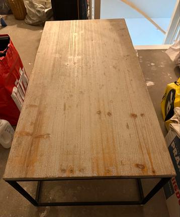 Houten tafel met metalen frame beschikbaar voor biedingen