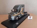 Freightliner Cascadia SZM 2018 Grey Metallic/Gold - IXO 1:43