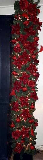 Kerstboom. Zuil kamerhoog. Met rode en blauwe versiering., Diversen, Kerst, Ophalen