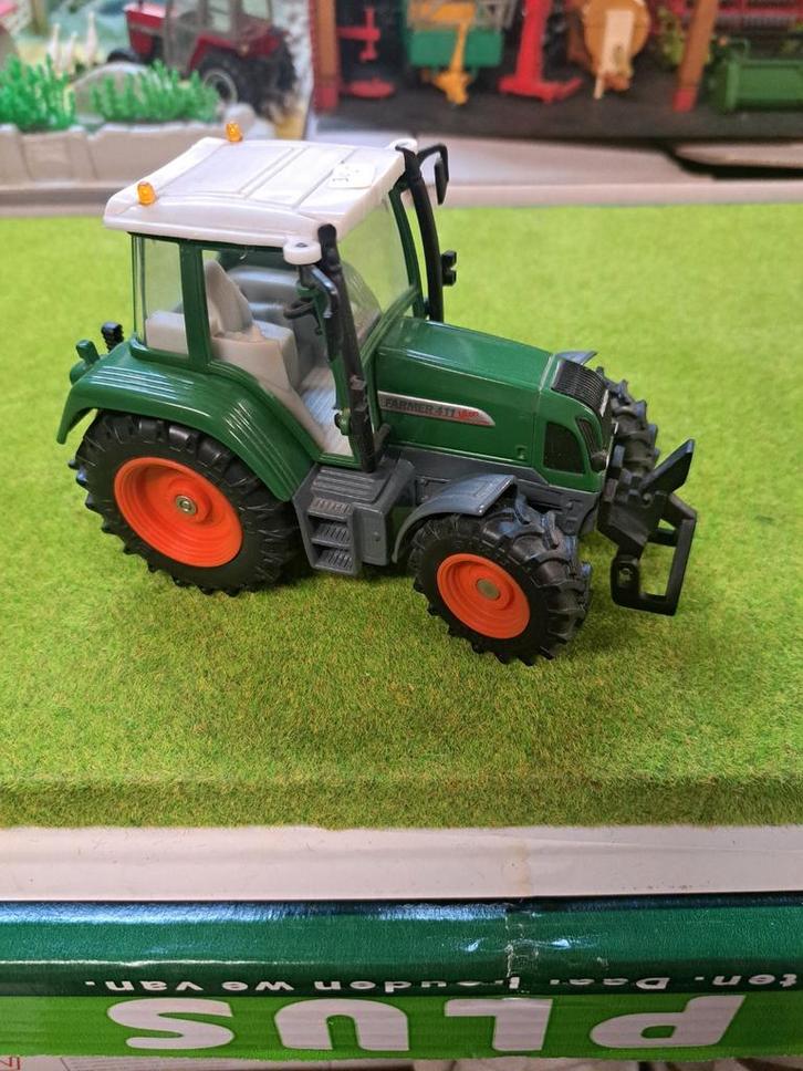 Fendt Farmer 411 Vario van Siku met nummer 2968, Hobby en Vrije tijd, Modelauto's | 1:32, Zo goed als nieuw, Tractor of Landbouw