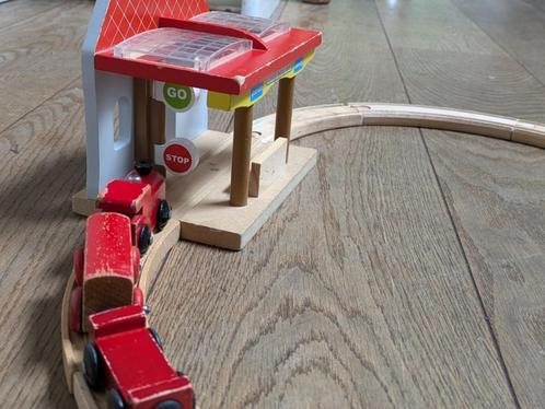 Vintage Houten Treinbaan Set - 8-vormig met Station en Tunne, Kinderen en Baby's, Speelgoed | Houten speelgoed, Gebruikt, Duw- of Trekspeelgoed
