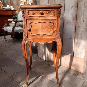Charmant Frans nachtkastje/bijzet-tafel/tafel beschikbaar voor biedingen