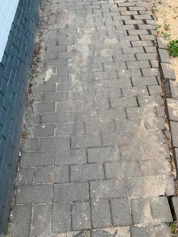 Partij grijze betonklinkers beschikbaar voor biedingen