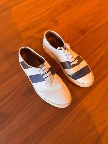 Witte leren sneakers met blauw bruine strepen maat 38 beschikbaar voor biedingen