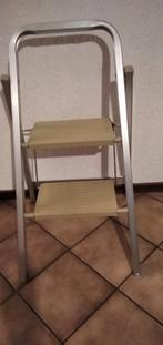 2 treden trapje, Altrex, Doe-het-zelf en Verbouw, Ladders en Trappen, Trap, Ophalen of Verzenden, Zo goed als nieuw, Opvouwbaar of Inschuifbaar