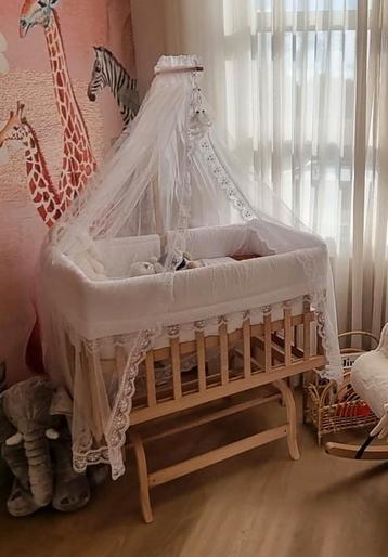 Babywieg/Co-sleeper met hemeltje en matras beschikbaar voor biedingen