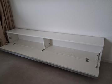 Lage witte hoogglans klepkast op 4 wielen van Ikea beschikbaar voor biedingen
