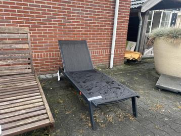 Zwart ligbed bonaire beschikbaar voor biedingen