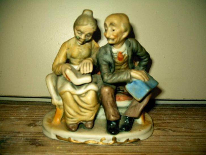Porseleinenbeeldje bejaard echtpaar, Verzamelen, Beelden en Beeldjes, Zo goed als nieuw, Mens, Ophalen of Verzenden