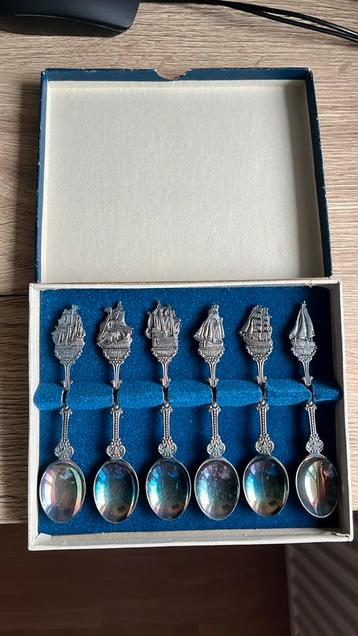 Complete zilvere lepelset met Hollandse schepen beschikbaar voor biedingen