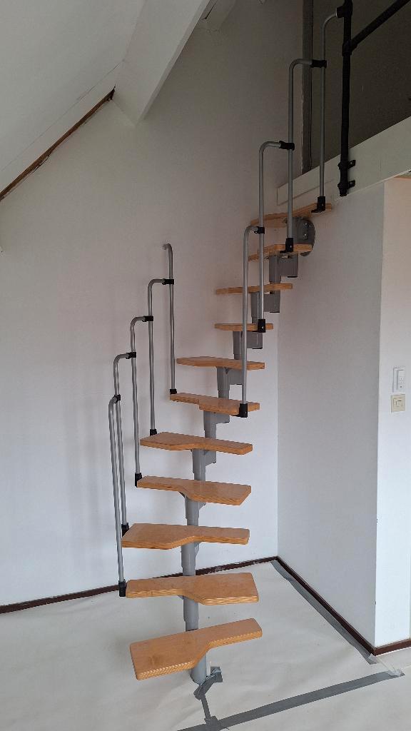 Wentel trap voor kleine ruimtes, Doe-het-zelf en Verbouw, Ladders en Trappen, Zo goed als nieuw, Trap, 2 tot 4 meter, Ophalen