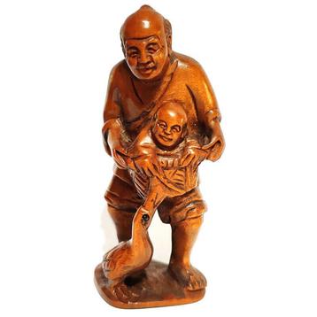 Houten Netsuke van Man met kind en kraanvogel -Late Meiji beschikbaar voor biedingen