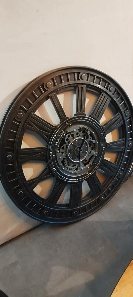 Stijlvolle Wandklok met draaiende Tandwielen, Huis en Inrichting, Woonaccessoires | Klokken, Zo goed als nieuw, Wandklok, Analoog