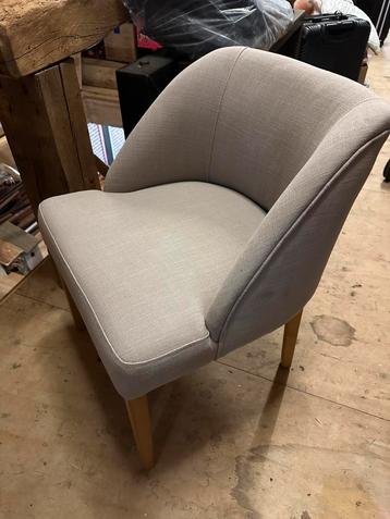 Lichtgrijze stoel sofa fauteuil bureaustoel met houten poten