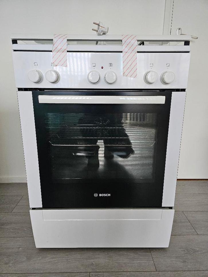 Bosch wit gasfornuis met hetelucht oven (66 l), Witgoed en Apparatuur, Fornuizen, Zo goed als nieuw, Vrijstaand, Gas, 4 kookzones