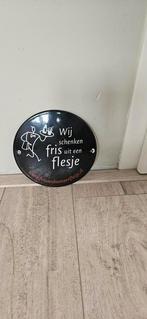 Fris uit een fles emaille bord 13cm leuk voor in de mancave, Verzamelen, Ophalen of Verzenden, Gebruikt, Reclamebord