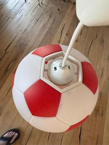 Hanglamp wit rode voetbal beschikbaar voor biedingen