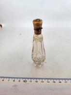 Antiek parfumflesje met bewerkte sluiting van goud, Ophalen of Verzenden, Zo goed als nieuw
