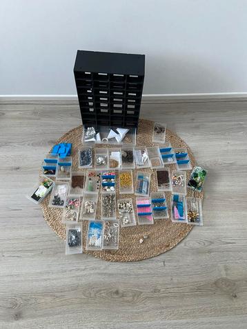 Kralen box met veel spulletjes beschikbaar voor biedingen
