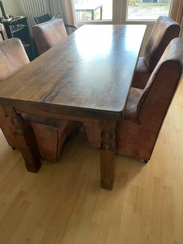 Massieve Eettafel met 4 Stoelen beschikbaar voor biedingen