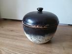 Oude Kleipot met Deksel, Ophalen