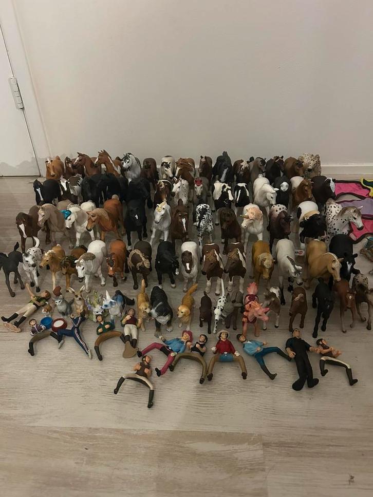 Schleich met 2 stallen, 61 paarden en accessoires, Verzamelen, Dierenverzamelingen, Nieuw, Beeldje of Figuurtje, Paard, Ophalen