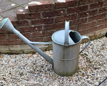 Vintage zinken gieter beschikbaar voor biedingen
