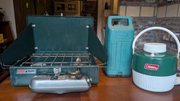 Coleman brander, lamp en waterfles  beschikbaar voor biedingen