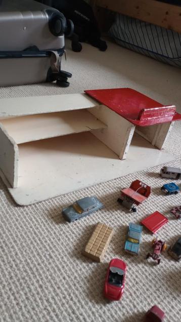 Garage met metalen Dinky toys autootjes, 70 jaar oud beschikbaar voor biedingen