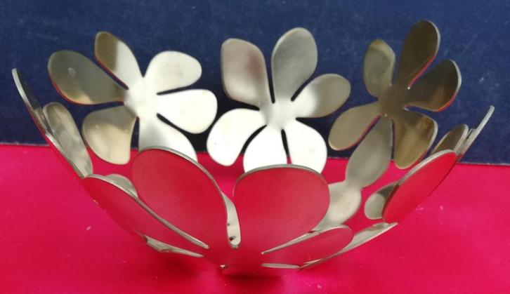 Schaal. IKEA. Monika Mulder. Design fruitschaal. Messing., Huis en Inrichting, Woonaccessoires | Schalen en Manden, Zo goed als nieuw