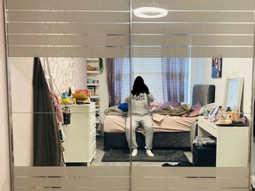 Kledingkast met glazenschuifdeuren beschikbaar voor biedingen