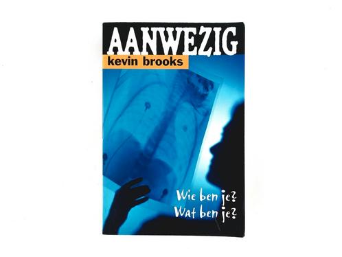 Kevin Brooks - Aanwezig, Boeken, Thrillers, Zo goed als nieuw, Ophalen of Verzenden